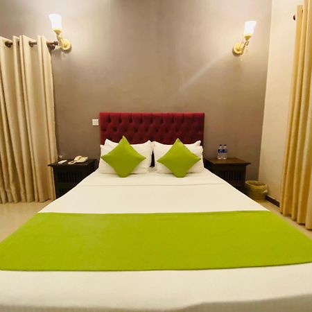 Forever City Hotel Kiribathgoda Esterno foto