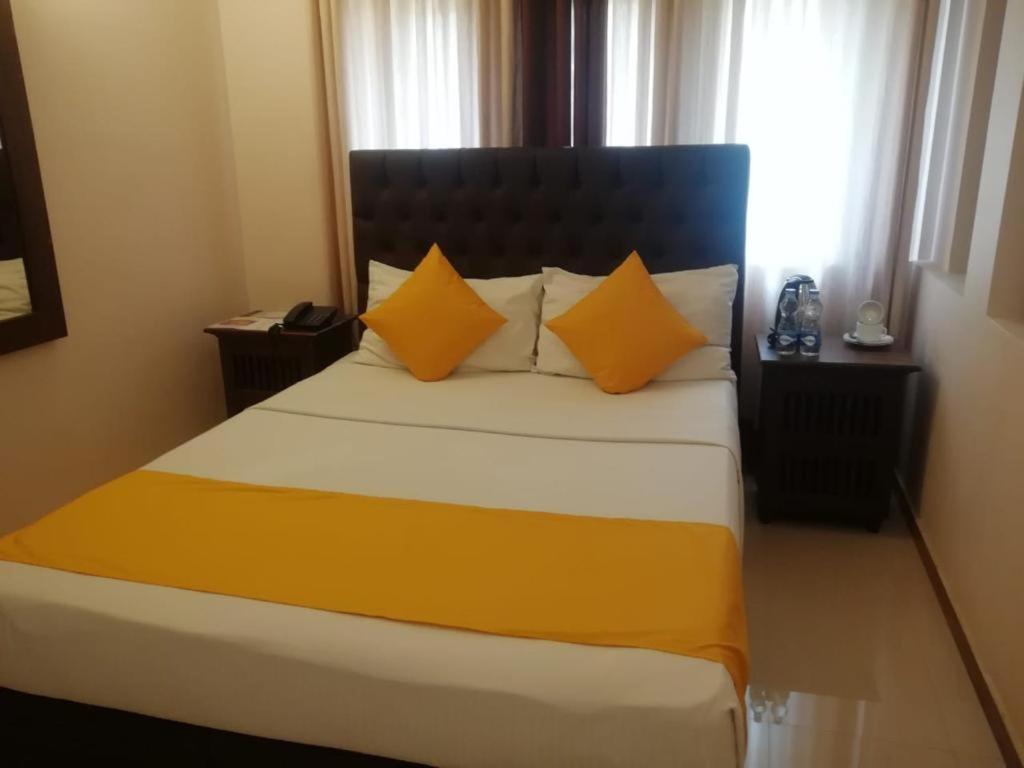Forever City Hotel Kiribathgoda Esterno foto