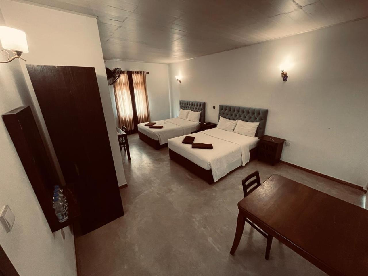 Forever City Hotel Kiribathgoda Esterno foto